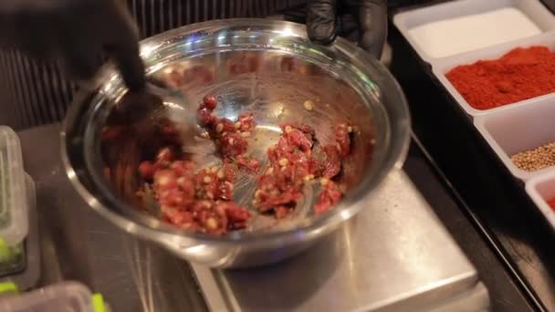 Кухарські руки змішують начинку в мисці — стокове відео