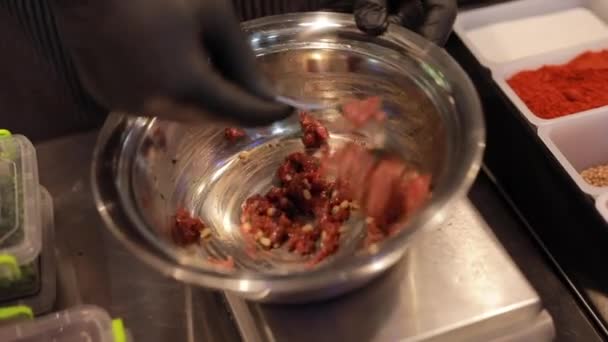 Chef manos mezclando relleno en un tazón — Vídeos de Stock