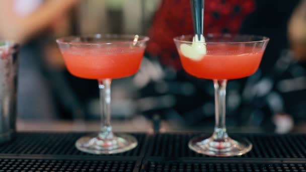 Barman bereidt cocktail op een bar — Stockvideo