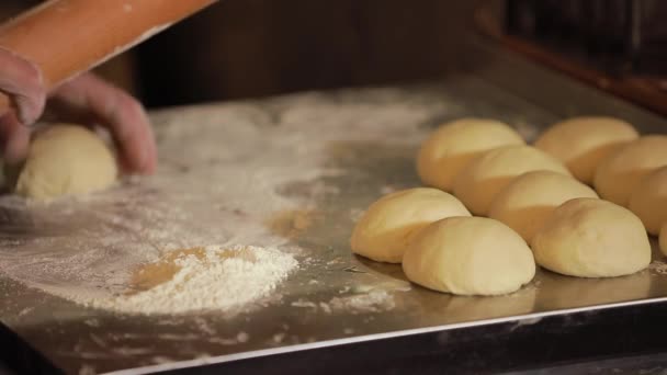 Шеф-повар катит тесто на доске — стоковое видео