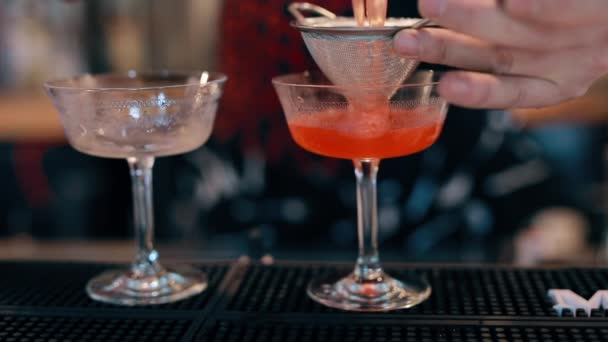 Barmann gießt Cocktail in Gläser — Stockvideo