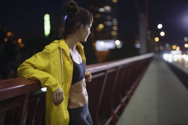 Gece köprüsünde spor kadın portresi