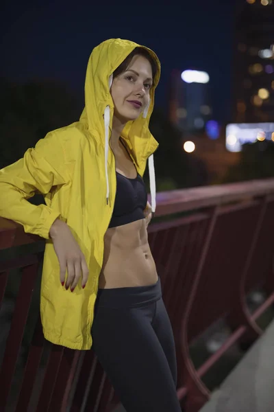 Sport vrouw portret op een nacht brug — Stockfoto