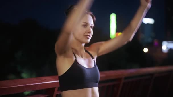 Retrato de mujer deportiva en un puente nocturno — Vídeos de Stock