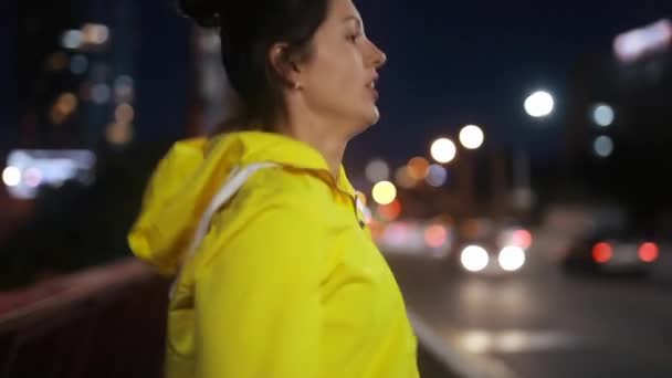 Deportiva mujer calentando en la noche de la ciudad — Vídeo de stock