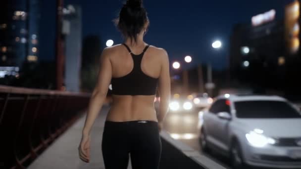 Onherkenbaar Sportvrouw gaat weg op de brug, achteraanzicht — Stockvideo