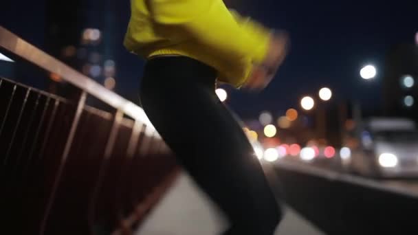 Deportiva mujer calentando en la noche de la ciudad — Vídeos de Stock