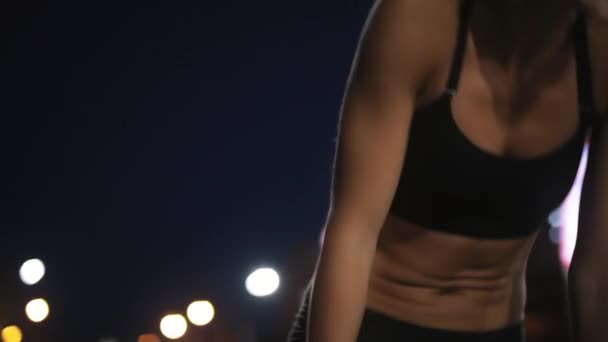 Deporte mujer rompiendo después de mucho tiempo corriendo en un puente nocturno — Vídeos de Stock