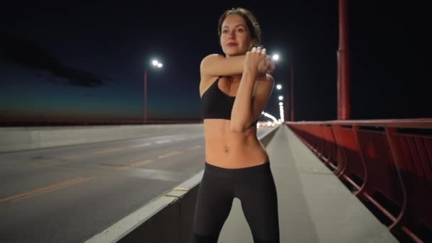 Sport kvinna värmer upp på Night City innan jogging — Stockvideo