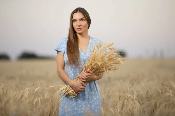 Bonde kvinna som håller spikelets av vete — Stockfoto