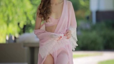 Peignoir lüks ev bahçesinde boyunca yürüyüş güzel model