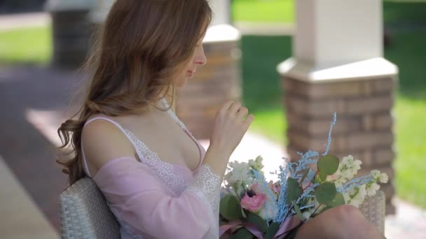 Femme regardant bouquet de fleurs — Video