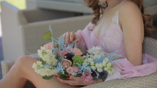 Mulher cheirar buquê de flores — Vídeo de Stock