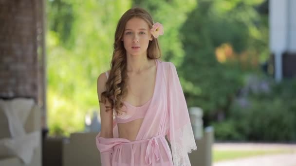 Beau modèle en peignoir marchant le long de la cour de luxe — Video