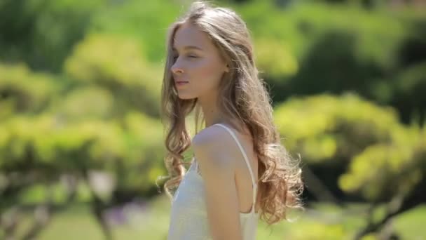 Красивая женщина с брюнетками позирует на летнем дворе — стоковое видео
