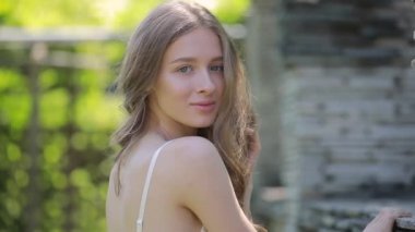 Kadın iç çamaşırı güzel saçlar ile moda modeli omuz üzerinde bakıyor