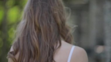 İç çamaşırı güzel saçlar ile moda modeli geri bakarak yüz dönüm