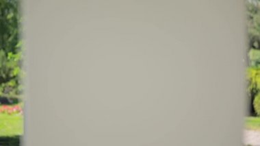 Peignoir lüks ev bahçesinde boyunca yürüyüş güzel model