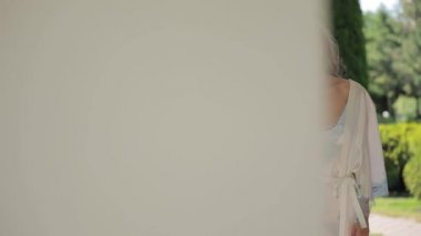 Peignoir lüks ev bahçesinde boyunca yürüyüş güzel model