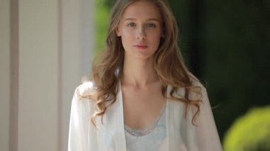 Peignoir güzel model lüks ev bahçesinde boyunca yürüyüş gözlük giyiyor