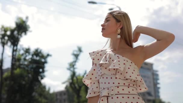 Mooie elegante vrouw in jurk poseren in de zomerstad, Slowmotion — Stockvideo
