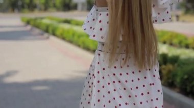 Yaz şehir sokak, Slowmotion saç atma elbise güzel mutlu kadın