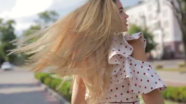 Hermosa mujer feliz en vestido lanzando pelo en la ciudad de verano, slow motion — Vídeos de Stock