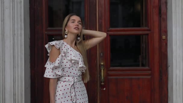 Beautiful elegant woman in dress posing at summer city — Stock Video
