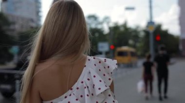 Güzel zarif kadın geri bana yaz şehirde yürüyüş bakıyor