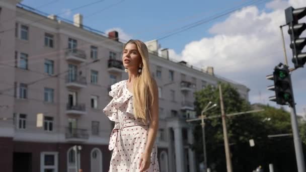 Hermosa mujer elegante en vestido caminando en la ciudad urbana de verano — Vídeo de stock