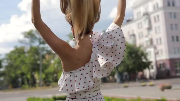 Hermosa mujer feliz en vestido lanzando pelo en el callejón de la ciudad de verano, slow motion — Vídeo de stock