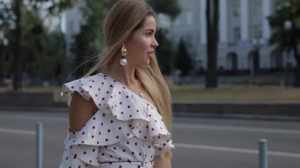 Mujer feliz riendo caminando por la ciudad — Vídeo de stock