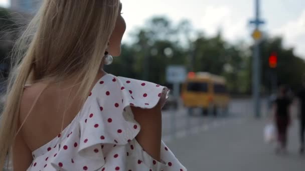 Mulher elegante bonita olhando para mim andando na cidade de verão — Vídeo de Stock