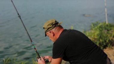 Balıkçı Nehirde balık yakalamak