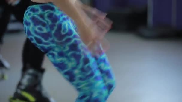 Fett oigenkännlig Fitness kvinna hoppar på Kangoo Jump — Stockvideo