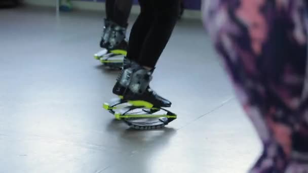 Fitness-Frauen springen auf Kangoo-Sprung — Stockvideo