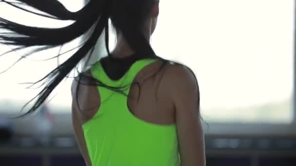 Fitness kobiety skoki na Kangoo skok — Wideo stockowe