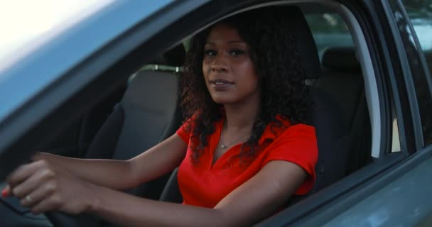 Mujer conductor sentado en el salón de coches y empezar a conducir — Vídeo de stock