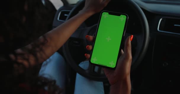 POV, motorista do sexo feminino segurando tela verde em branco do smartphone — Vídeo de Stock