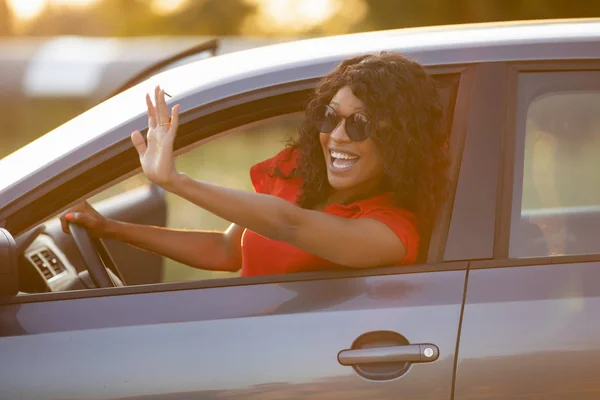 Mujer feliz conductor sentado en salón de coches saludando de la mano — Foto de Stock
