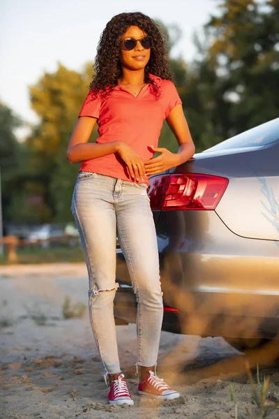 Mujer de pie cerca del coche al aire libre — Foto de Stock