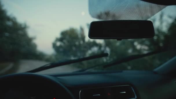 Os limpadores de carro lavam uma janela, inclusive áudio original — Vídeo de Stock