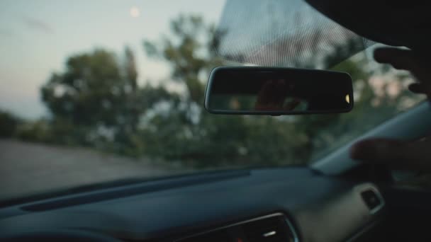 POV, espelho retrovisor correto no carro, incluindo áudio original — Vídeo de Stock