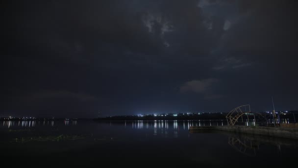 Nuages mouvants dans le ciel nocturne à la rivière — Video