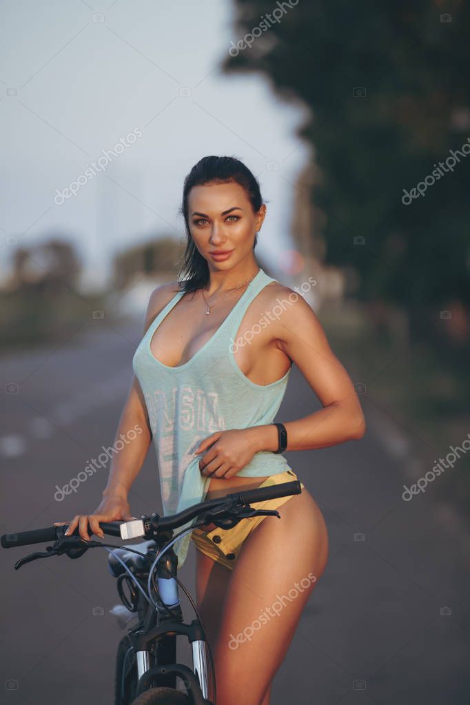Donna sexy con bicicletta in camicia Foto Stock Foto Immagini