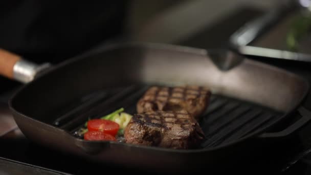 Chef preparando carne en una sartén en llamas — Vídeos de Stock