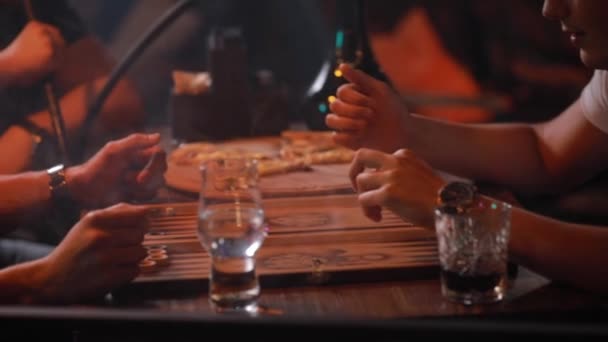 Hombres amigos fumar hookah jugando backgammon — Vídeos de Stock