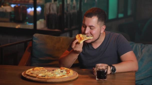 Mann isst Pizza in Bar — Stockvideo