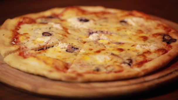 Возьмите кусочек пиццы из деревянной доски — стоковое видео