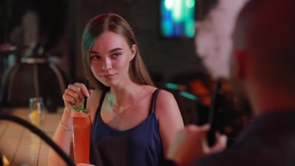 Nő flörtöl az ember egy bárban — Stock videók